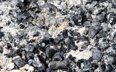 Kara kömürleri yakın mesafeden yanmış. 