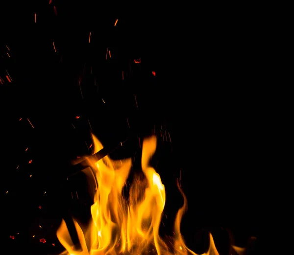 Płomienie Ognia Iskrami Czarnym Tle — Zdjęcie stockowe