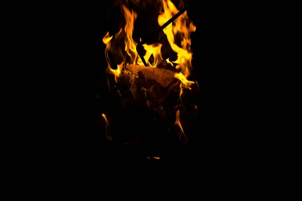 黒地に火花を散らし炎を放つ — ストック写真