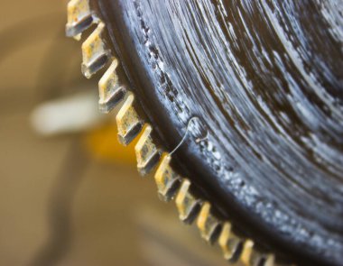 Koyu arkaplanda testere, kalas ve talaş var.