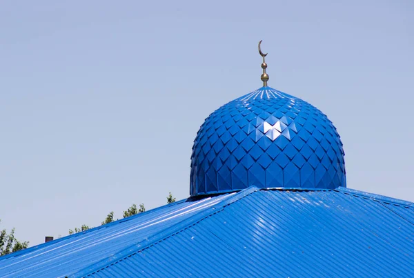 青い空を背景にモスクのドームが — ストック写真