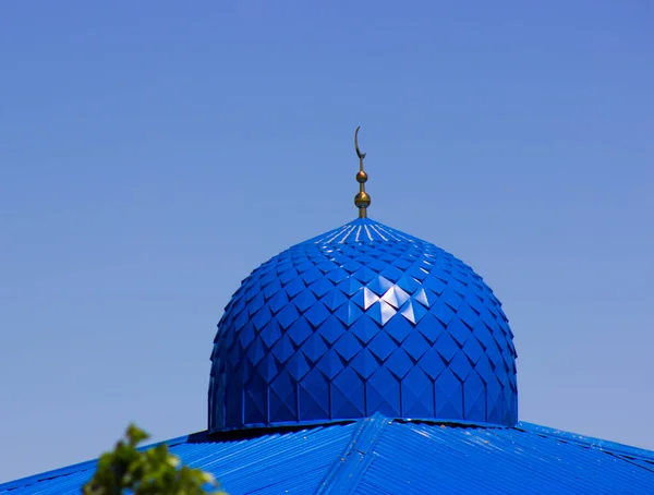 Caminin Kubbesi Mavi Gökyüzü Arkaplanı Üzerinde — Stok fotoğraf