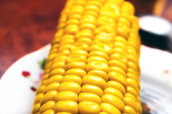 Vista Cerca Del Maíz Amarillo Hervido Placa Blanca — Foto de Stock