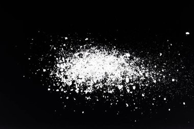 Siyah arkaplanda soyut beyaz toz.
