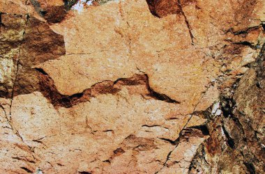 Kırmızı dağ taşı, yaklaş.