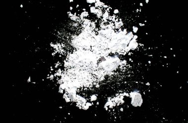 Siyah arkaplanda beyaz toz