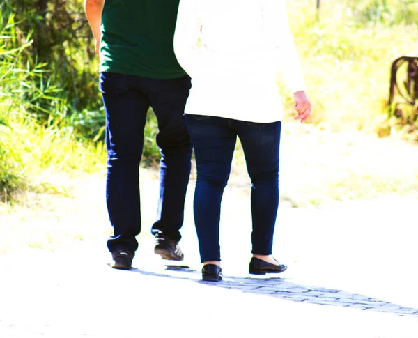 Young Couple Walking Park Sidewalk — Stock Photo, Image