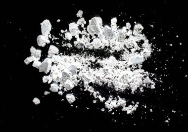 Siyah arkaplanda beyaz toz