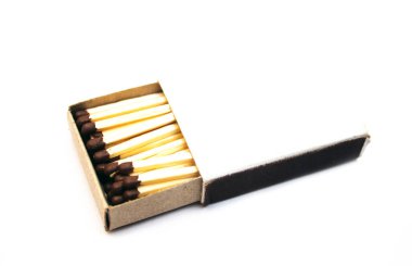 Beyaz arkaplanda izole edilmiş kibrit kutusu