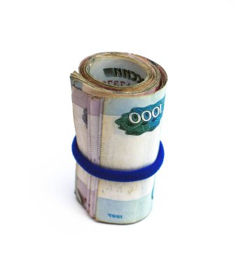 Oval bir kutuda, bir deste Rus 1000 ruble banknot kesme yolu.