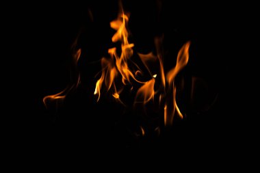 Siyah arkaplanda kıvılcımlar saçan ateş alevleri