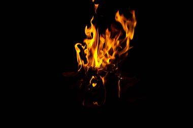 Siyah arkaplanda kıvılcımlar saçan ateş alevleri