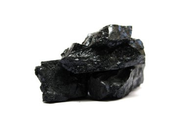 Beyaz arkaplanda izole edilmiş kömür parçası.