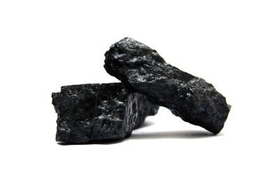 Beyaza iki antrasit kömürü. Kömür, dünyada en yaygın fosil yakıtlardan biridir ve elektrik üretiminin başlıca bileşenlerinden biridir..