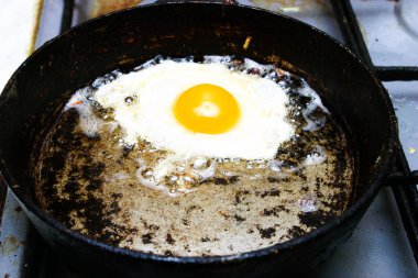 Tavada yumurta, yemek konsepti.