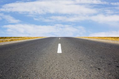 Yol ve bulutlu mavi gökyüzü 