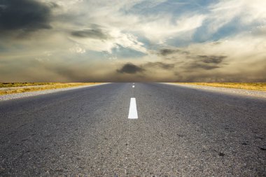 Yol ve bulutlu mavi gökyüzü 