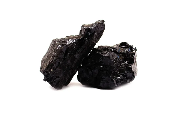 白色のアントラサイト石炭の2つの部分 石炭は最も一般的な化石燃料の1つであり 世界の電気の生産における主要なコンポーネントです — ストック写真