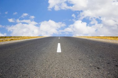 Yol ve bulutlu mavi gökyüzü 