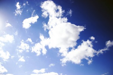 Mavi gökyüzü bulutları