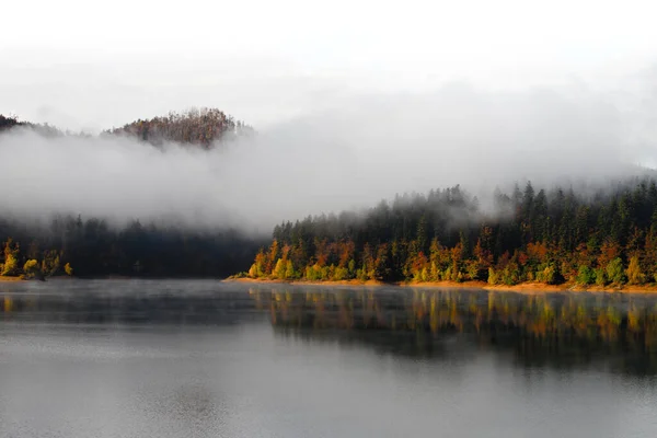 Un lago en Croacia en una mañana nublada — Foto de Stock