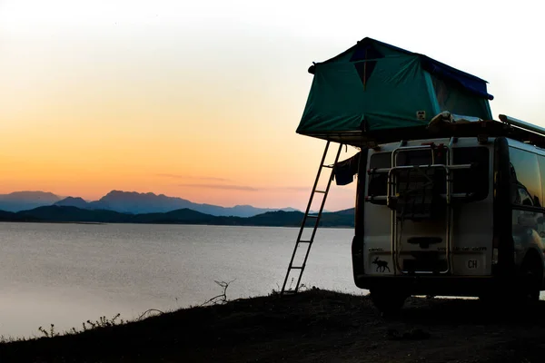 Rooftop tent on a lake in turkey — Stock Photo, Image