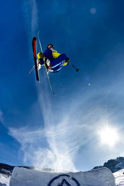 Ein Mann fliegt auf Skiern durch die Luft — Stockfoto