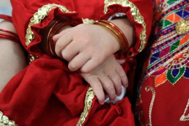 Kalaşlı yeni doğmuş bir kızın elleri 