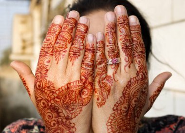 Henna orta yaşlı bir kadının ellerini tasarladı..