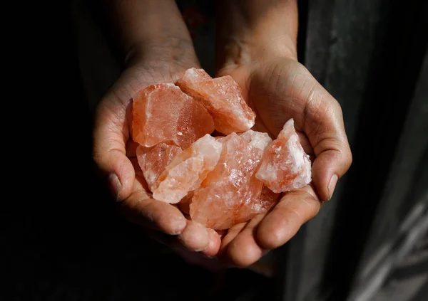 Rosafarbene Himalaya Salzstücke Händen Halten — Stockfoto