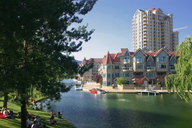 Kelowna, BC Kanada suda bir parkın yanındaki oteller