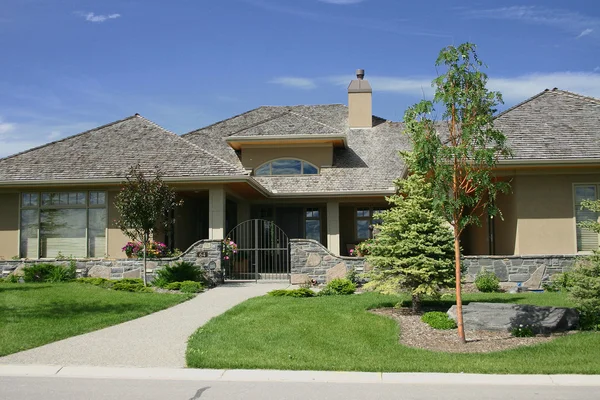 Single famiglia bungalow stile casa con prato e cielo blu sfondo — Foto Stock