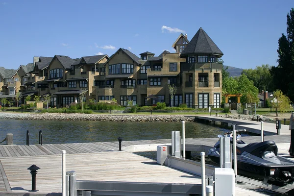 Condo development on the lake — Stock Photo, Image