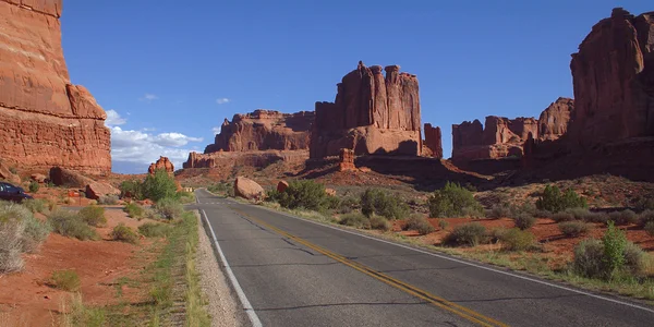 Beautiful scenic road in national park (USA) — Stock Photo, Image