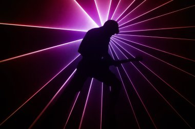 Gitarist ışıklar bir arka plan üzerinde