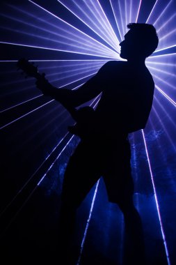 Gitarist ışıklar bir arka plan üzerinde