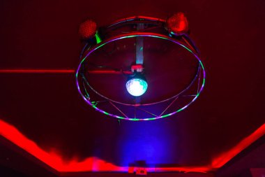 Bardaki Shinny disko topu. Lima Peru 'daki gece kulübü..