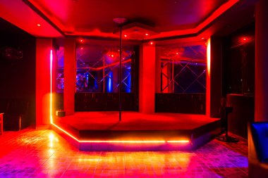 Barın içindeki görüntü. Striptiz kulübü, neon ışıklar..
