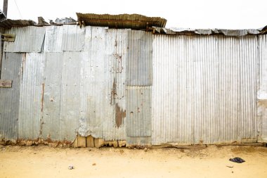 Yuvarlak çatılı bir duvarın yüzey görüntüsü. Paslı metal.