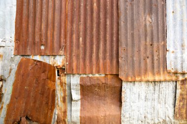 Yuvarlak çatılı bir duvarın yüzey görüntüsü. Paslı metal.