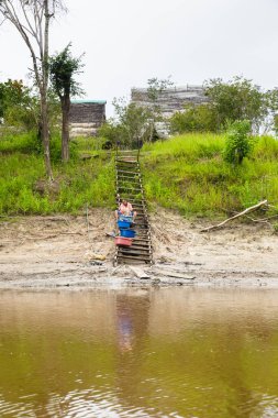 Iquitos, Loreto / Peru - 15 Eylül 2018: Peru ormanında görüntü, Amazon nehrine yakın. Geleneksel ahşap ev. Sakin su, ağaçlar, odun.
