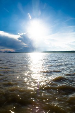 Loreto Peru 'daki Amazon Nehri' nin görüntüsü. Günün başında sakin bir su. Bir teknede gün doğumu.