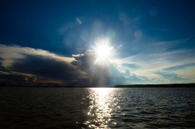 Loreto Peru 'daki Amazon Nehri' nin görüntüsü. Günün başında sakin bir su. Bir teknede gün doğumu.