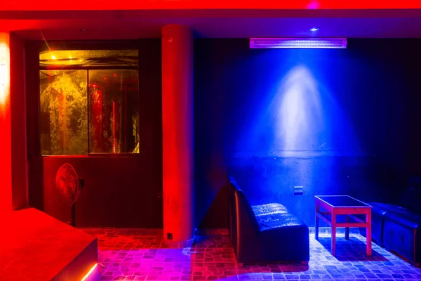 Barın içindeki görüntü. Striptiz kulübü, neon ışıklar..
