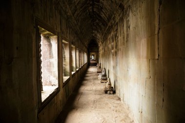 Siyam Reap, Siyam Reap / Kamboçya - 24 Ekim 2016: Görüntü Angkor Wat kompleks tapınağında. Tapınağın içindeki koridor..