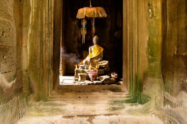 Siyam Reap, Siyam Reap / Kamboçya - 24 Ekim 2016: Angkor Wat kompleks tapınağında görüntü, Buda heykeli.