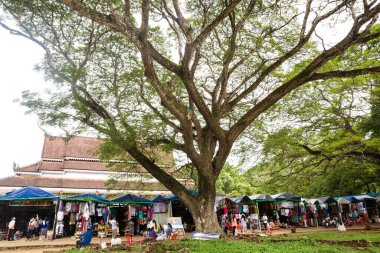 Siyam Reap, Siyam Reap / Kamboçya - 24 Ekim 2016: Angkor Wat kompleks tapınağı ve hediyelik eşya pazarı.