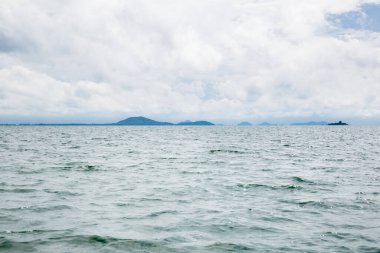 Okyanustaki ada görüntüsü. Kamboçya denizi bulutlu gökyüzü.