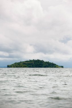 Okyanustaki ada görüntüsü. Kamboçya denizi bulutlu gökyüzü.