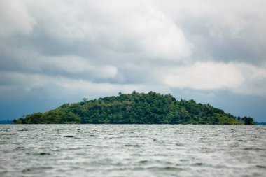 Okyanustaki ada görüntüsü. Kamboçya denizi bulutlu gökyüzü.